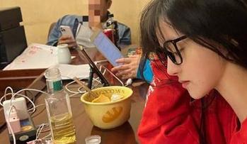 点开“998su”传送门，随时随地感受热辣八卦的冲击波。