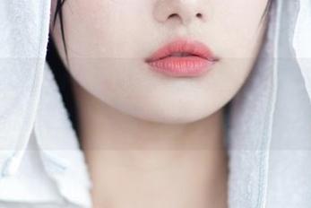 在网曝吃瓜网站上，翻过去每一篇文章的精彩，简直欲罢不能。