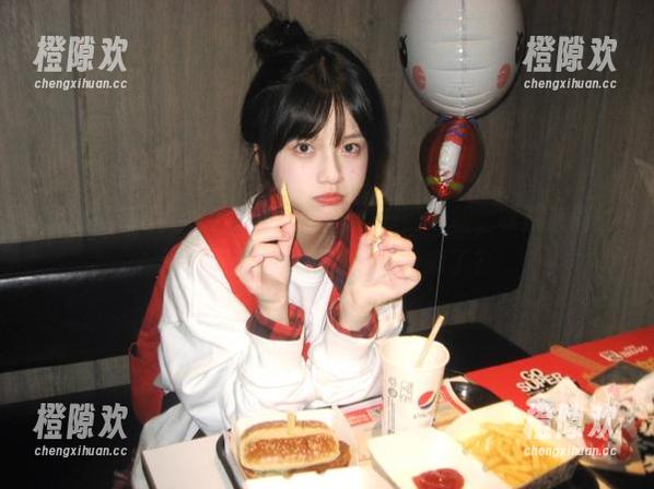 黑料吃瓜网官网：一键下载，收获满满的爆料养分！是不是有点上瘾了？